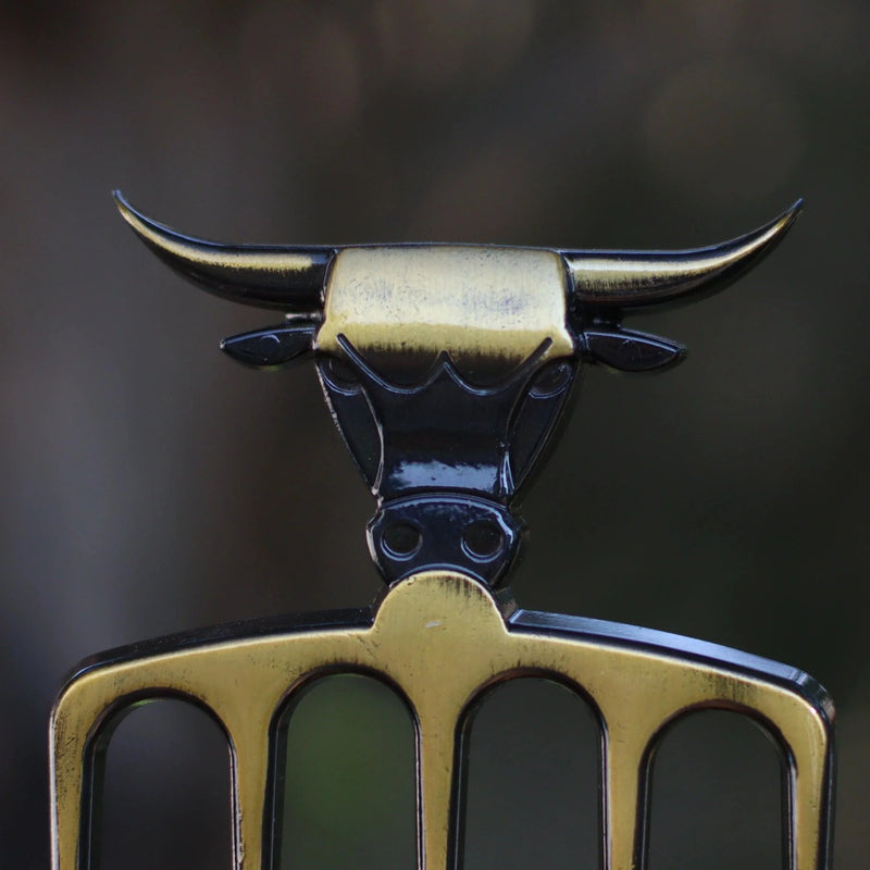 Garfão Bull Ouro Envelhecido com Base em Madeira